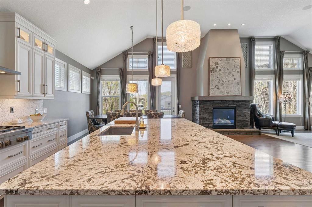 21 Rockford Road Nw, Calgary, AB - Indoor Photo Showing Kitchen With Upgraded Kitchen