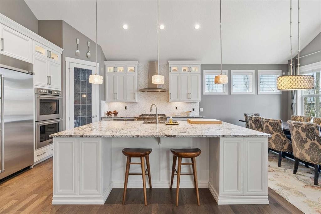 21 Rockford Road Nw, Calgary, AB - Indoor Photo Showing Kitchen With Upgraded Kitchen