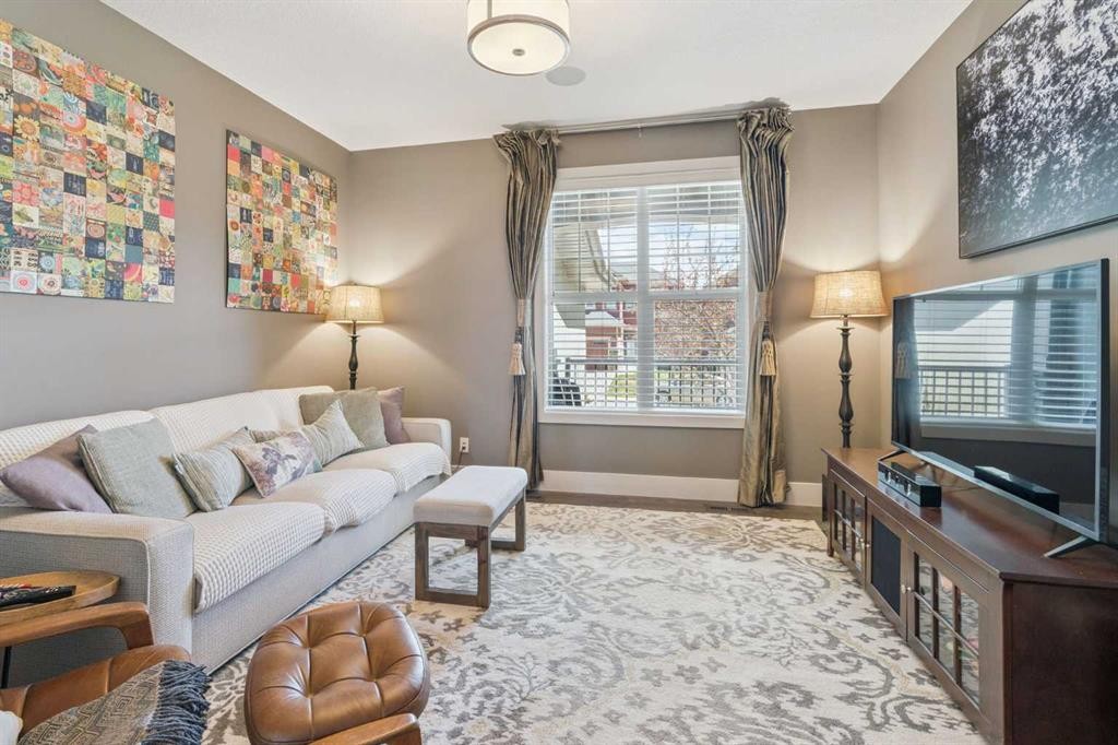 21 Rockford Road Nw, Calgary, AB - Indoor Photo Showing Living Room