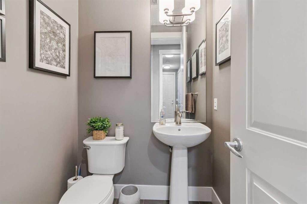 21 Rockford Road Nw, Calgary, AB - Indoor Photo Showing Bathroom