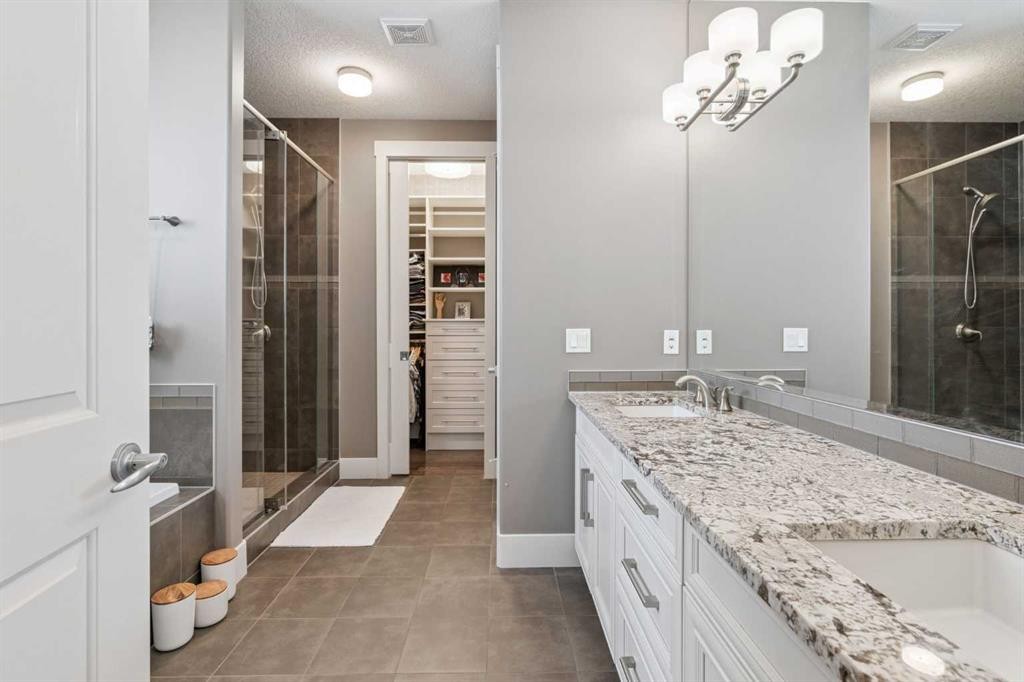 21 Rockford Road Nw, Calgary, AB - Indoor Photo Showing Bathroom