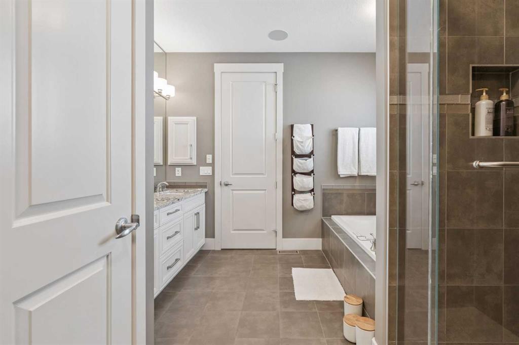 21 Rockford Road Nw, Calgary, AB - Indoor Photo Showing Bathroom