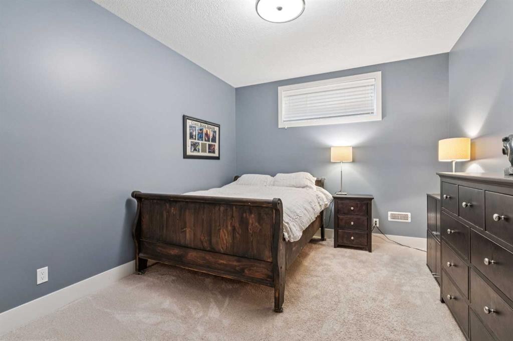 21 Rockford Road Nw, Calgary, AB - Indoor Photo Showing Bedroom