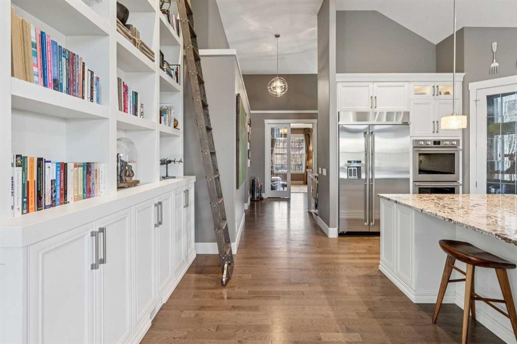21 Rockford Road Nw, Calgary, AB - Indoor Photo Showing Kitchen With Upgraded Kitchen