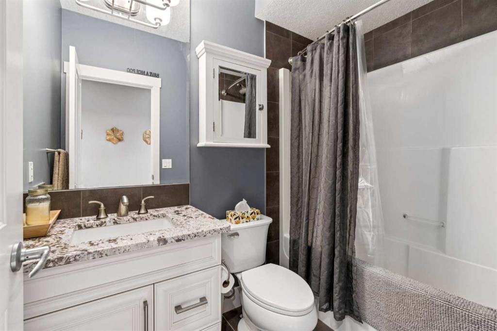 21 Rockford Road Nw, Calgary, AB - Indoor Photo Showing Bathroom