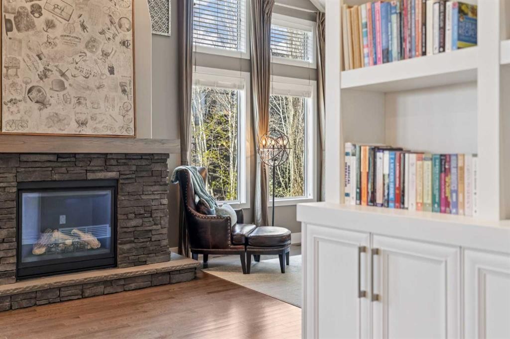 21 Rockford Road Nw, Calgary, AB - Indoor With Fireplace