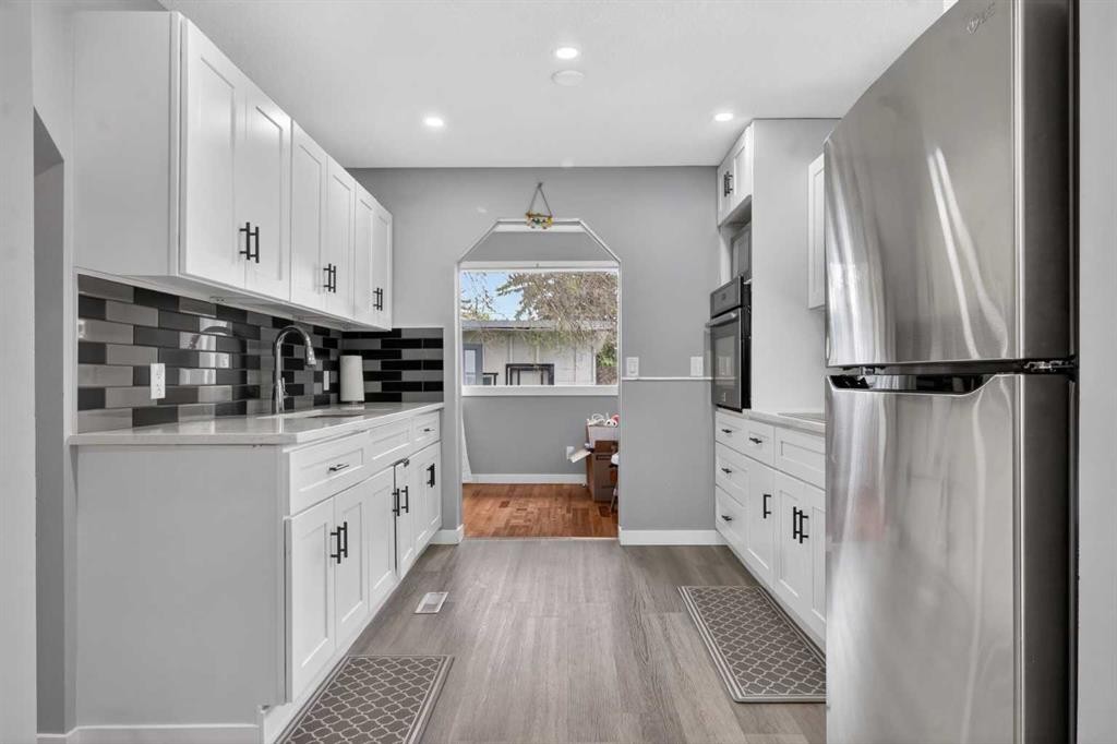 2418 27 Street Se, Calgary, AB - Indoor Photo Showing Kitchen