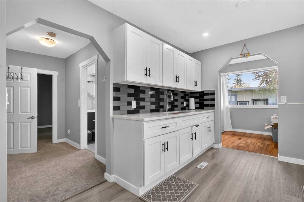 2418 27 Street Se, Calgary, AB - Indoor Photo Showing Other Room