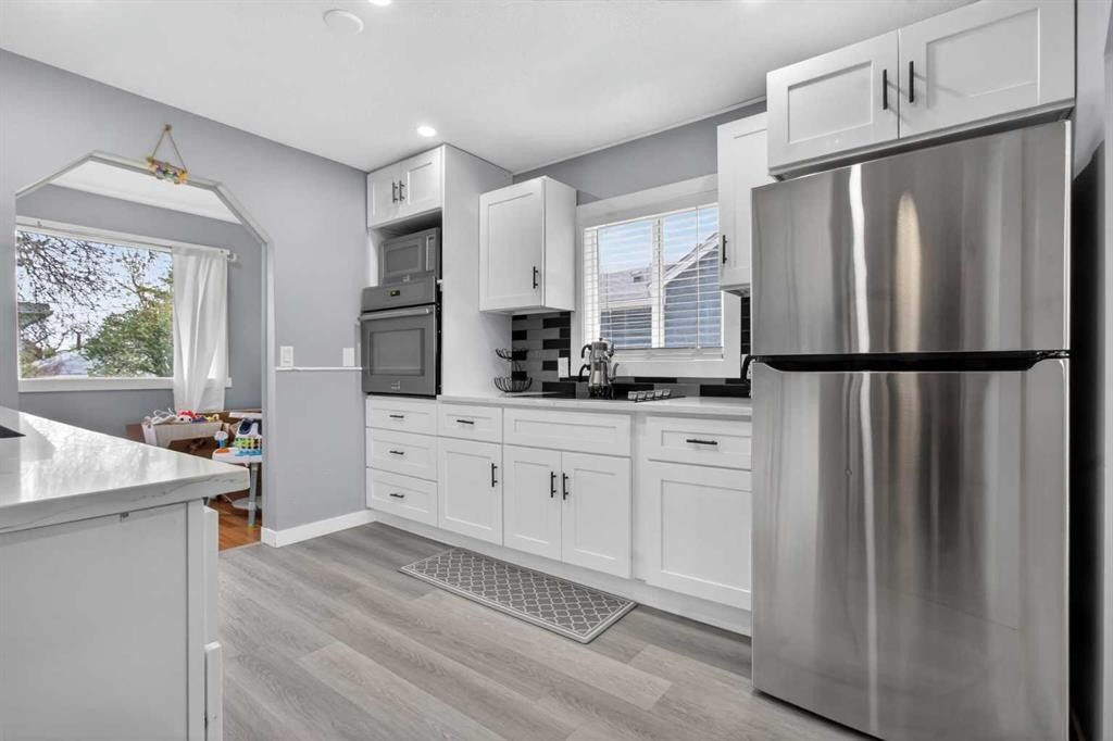 2418 27 Street Se, Calgary, AB - Indoor Photo Showing Kitchen