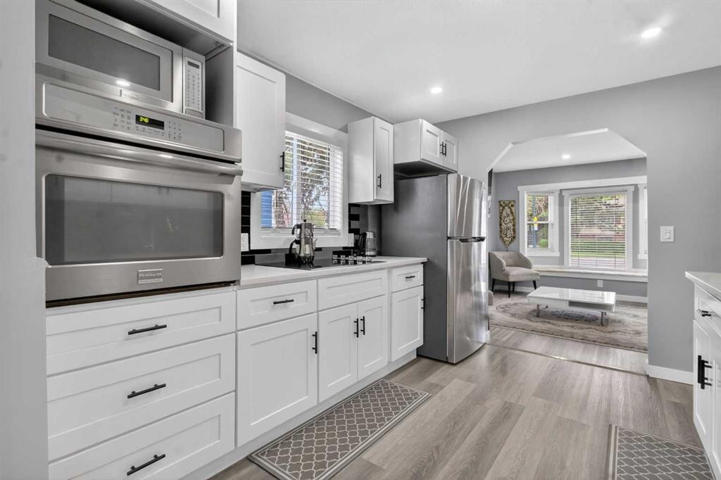 2418 27 Street Se, Calgary, AB - Indoor Photo Showing Kitchen