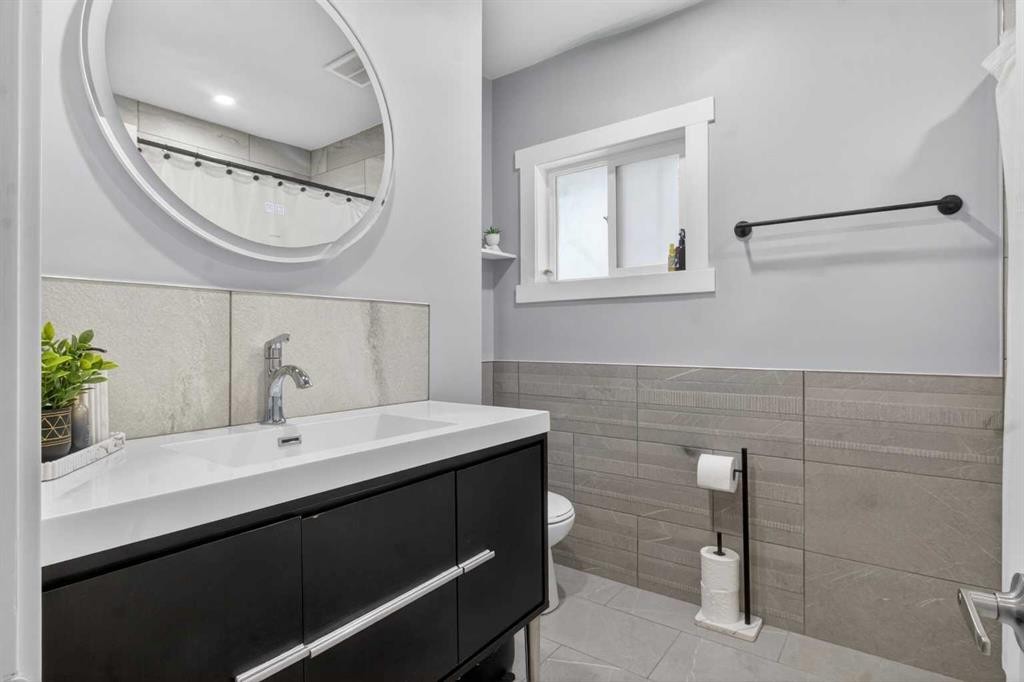 2418 27 Street Se, Calgary, AB - Indoor Photo Showing Bathroom