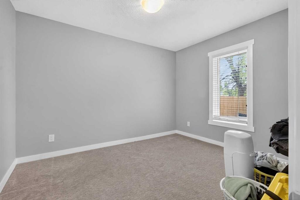 2418 27 Street Se, Calgary, AB - Indoor Photo Showing Other Room
