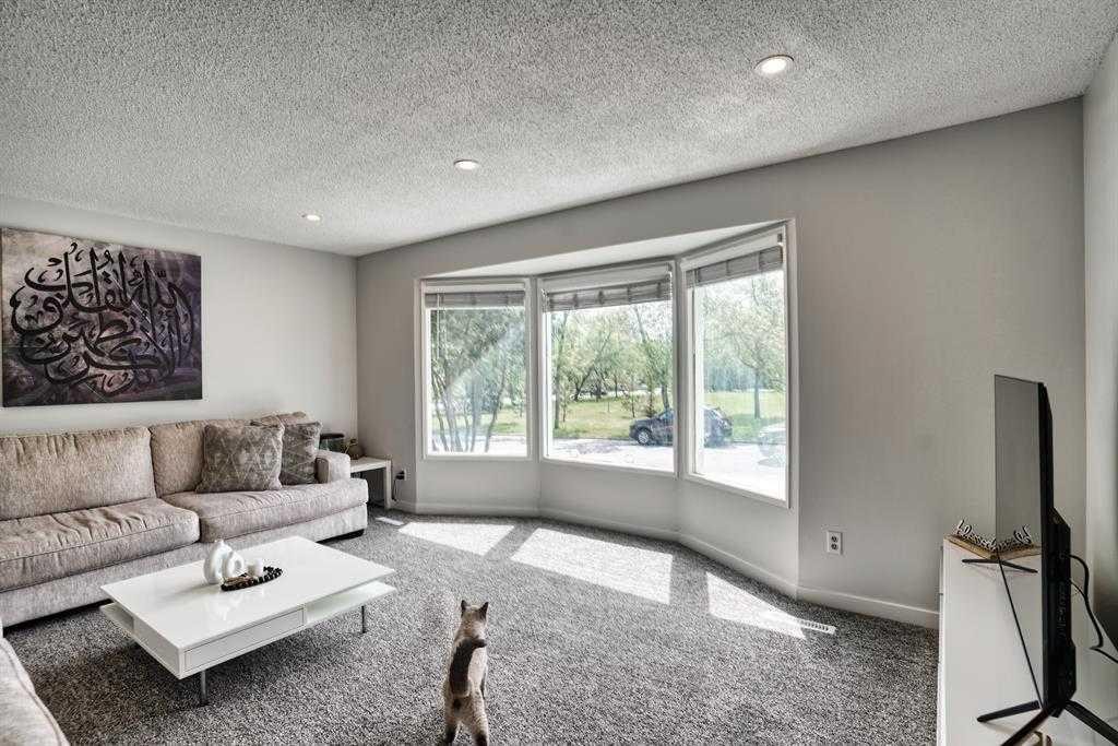 2418 27 Street Se, Calgary, AB - Indoor Photo Showing Living Room
