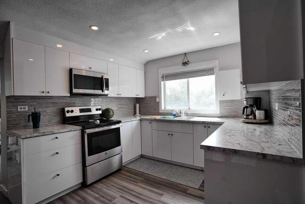 2418 27 Street Se, Calgary, AB - Indoor Photo Showing Kitchen With Upgraded Kitchen
