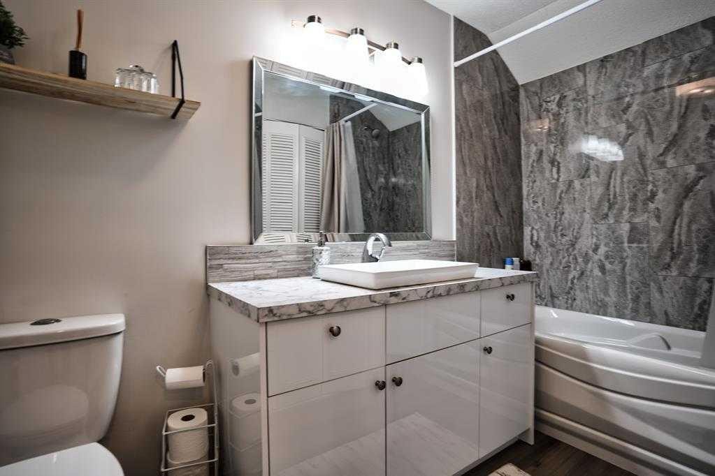 2418 27 Street Se, Calgary, AB - Indoor Photo Showing Bathroom