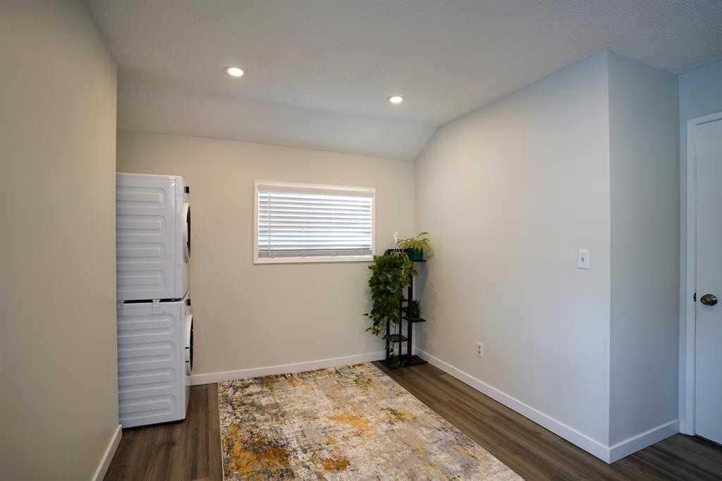 2418 27 Street Se, Calgary, AB - Indoor Photo Showing Other Room