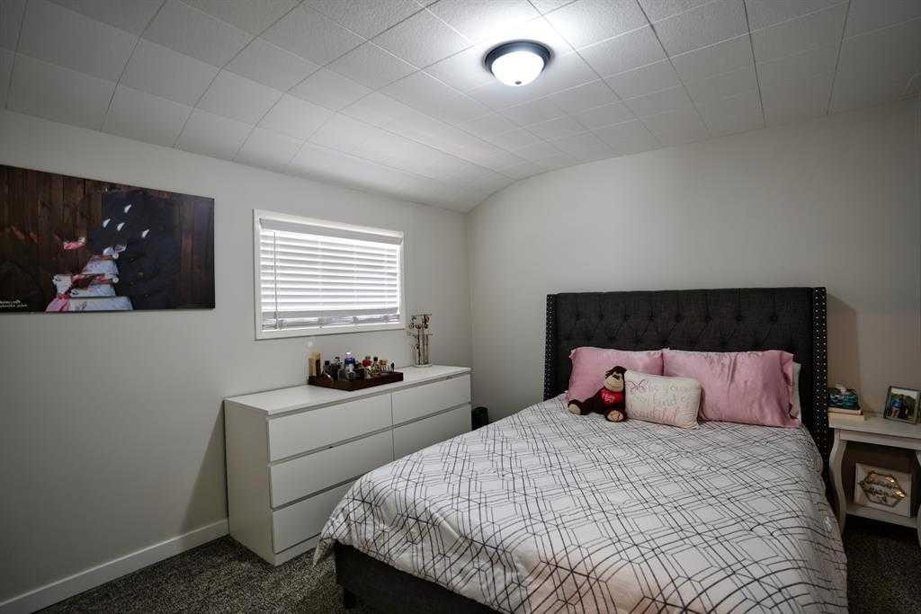 2418 27 Street Se, Calgary, AB - Indoor Photo Showing Bedroom