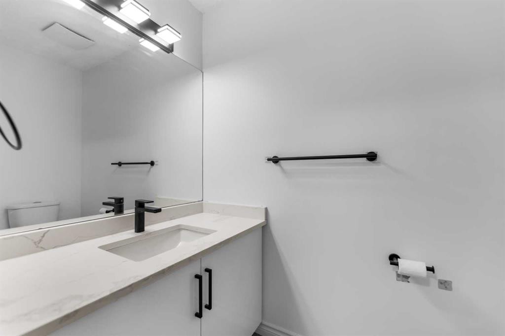 7 Country Hills Park Nw, Calgary, AB - Indoor Photo Showing Bathroom