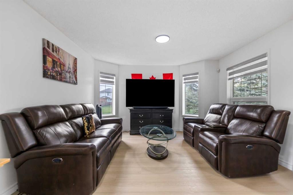 7 Country Hills Park Nw, Calgary, AB - Indoor Photo Showing Living Room