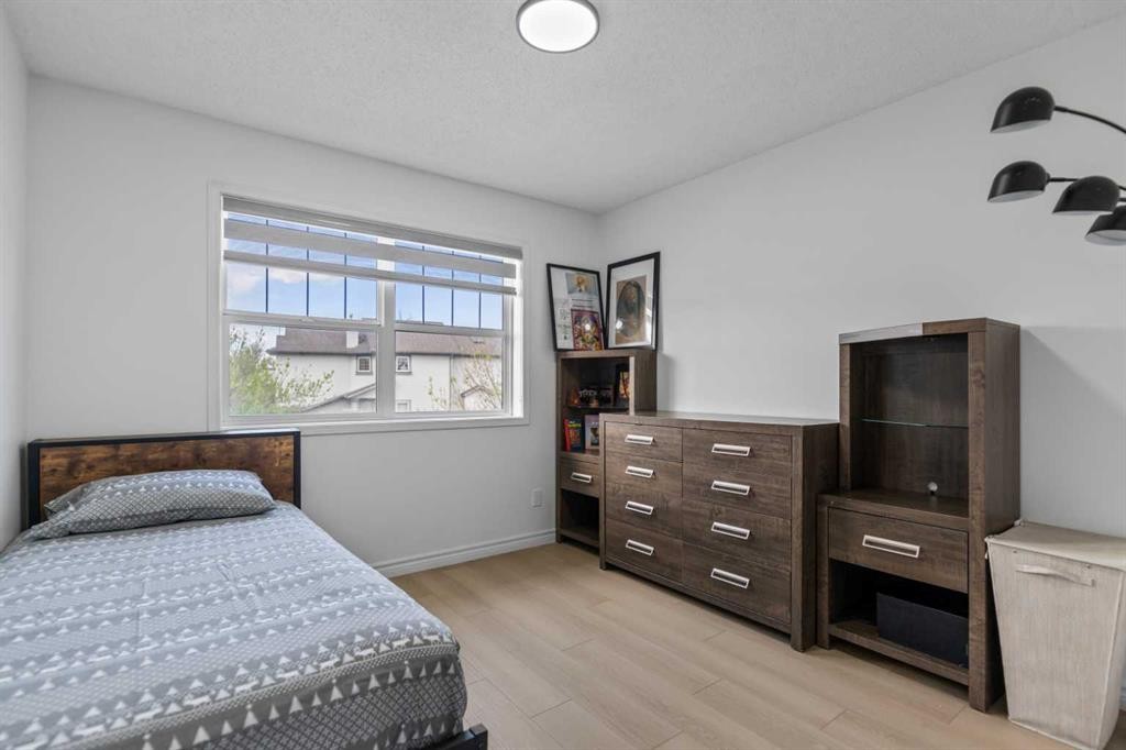 7 Country Hills Park Nw, Calgary, AB - Indoor Photo Showing Bedroom