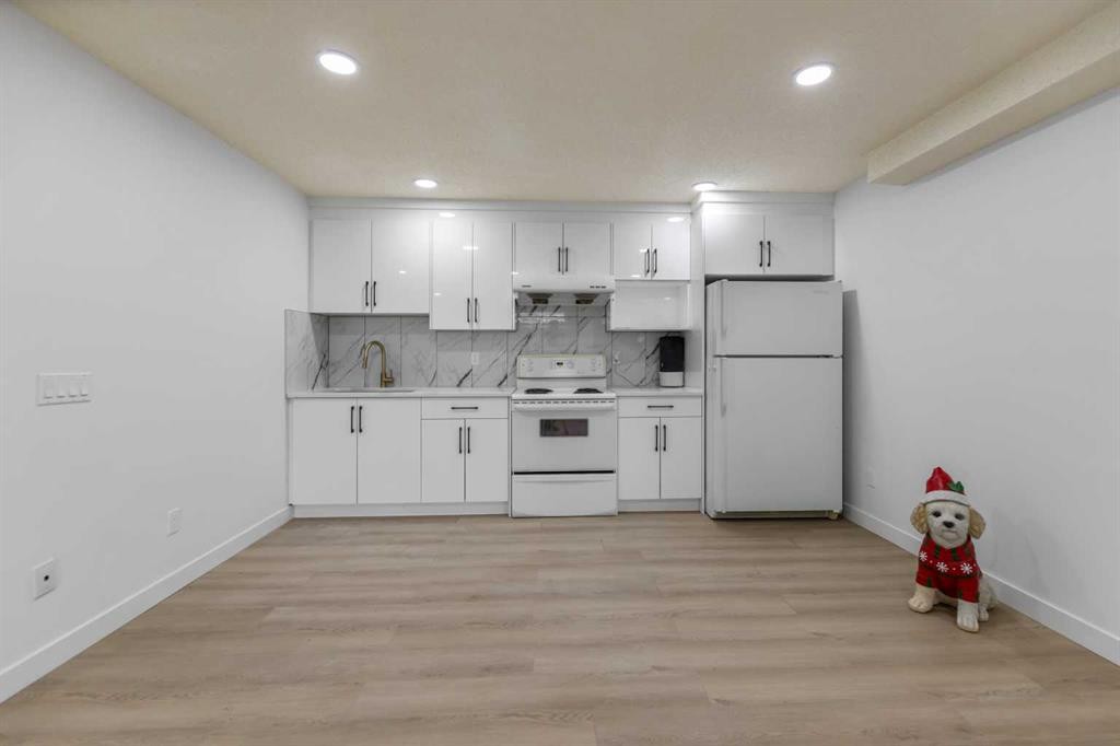 7 Country Hills Park Nw, Calgary, AB - Indoor Photo Showing Kitchen