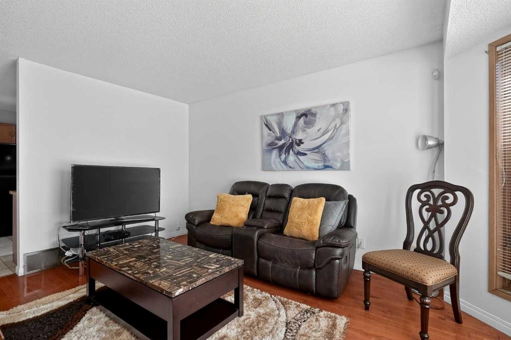 18 Martinview Crescent Ne, Calgary, AB - Indoor Photo Showing Living Room