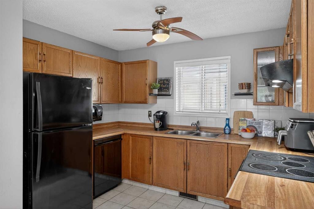 18 Martinview Crescent Ne, Calgary, AB - Indoor Photo Showing Kitchen With Double Sink
