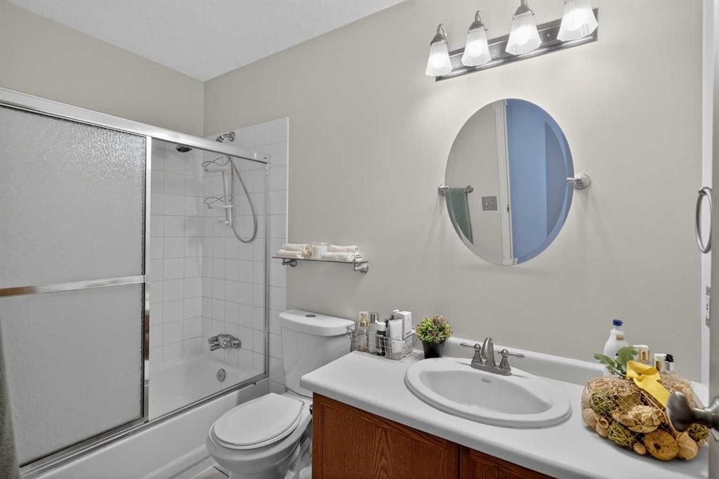 18 Martinview Crescent Ne, Calgary, AB - Indoor Photo Showing Bathroom