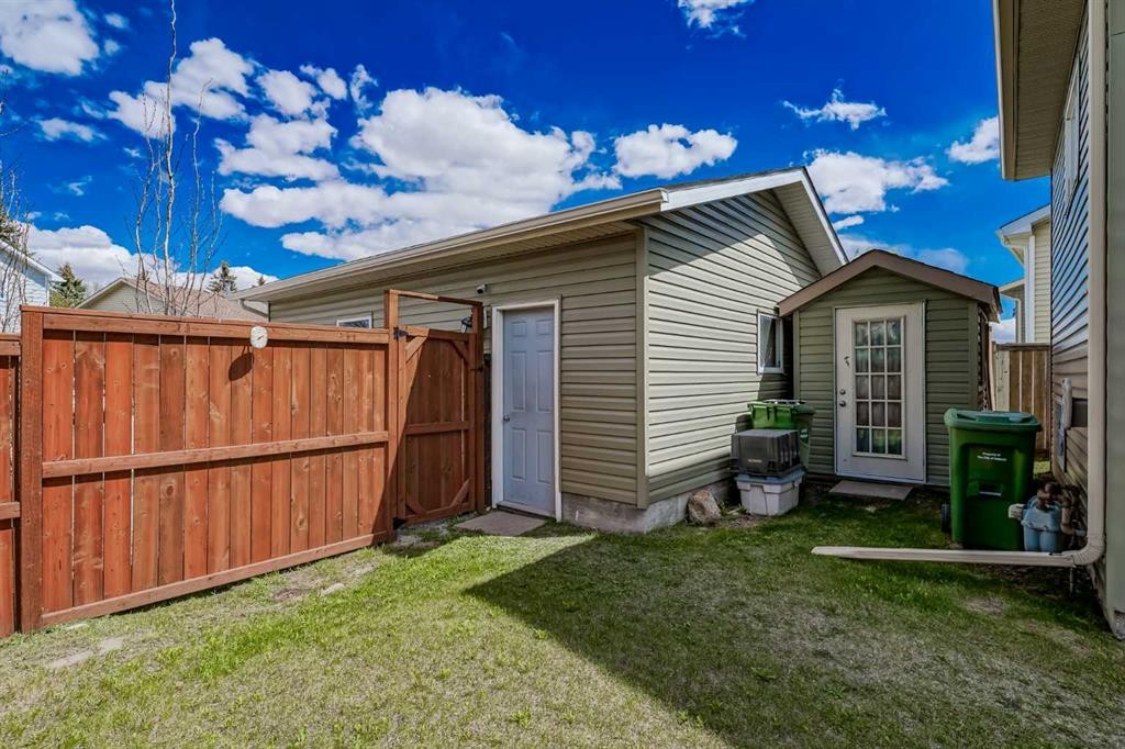 18 Martinview Crescent Ne, Calgary, AB - Outdoor