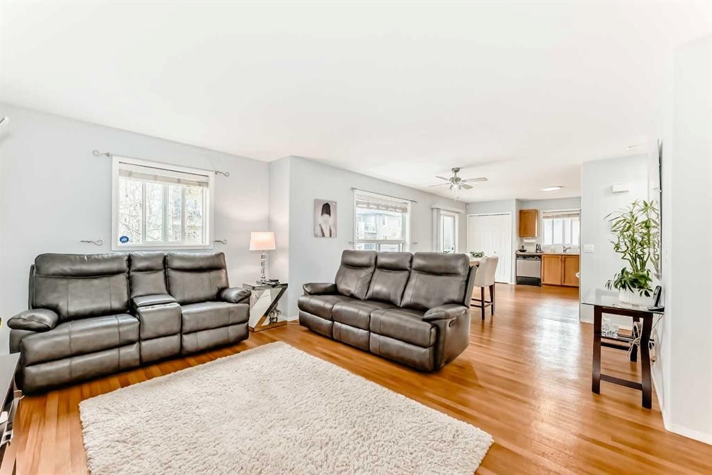 6621 Pinecliff Grove Ne, Calgary, AB - Indoor Photo Showing Living Room