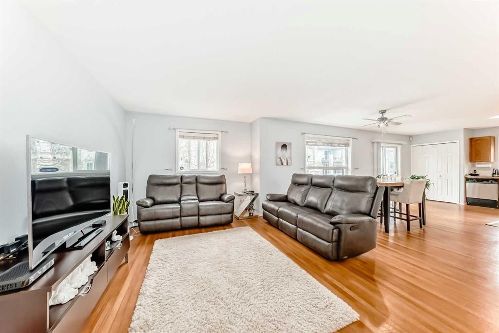 6621 Pinecliff Grove Ne, Calgary, AB - Indoor Photo Showing Living Room
