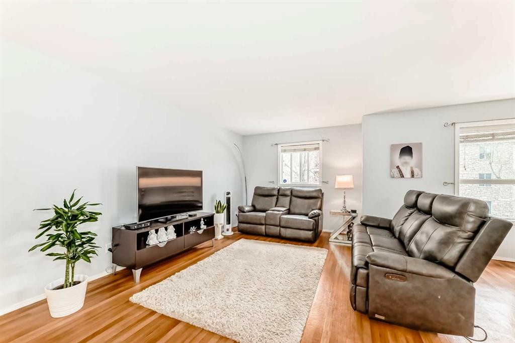 6621 Pinecliff Grove Ne, Calgary, AB - Indoor Photo Showing Living Room