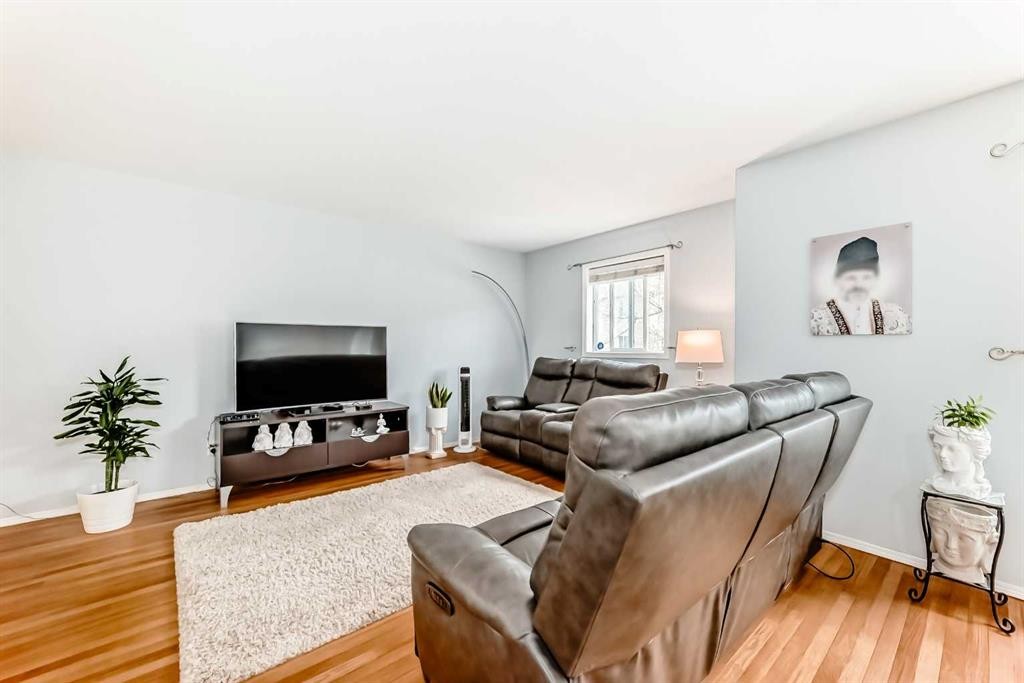 6621 Pinecliff Grove Ne, Calgary, AB - Indoor Photo Showing Living Room