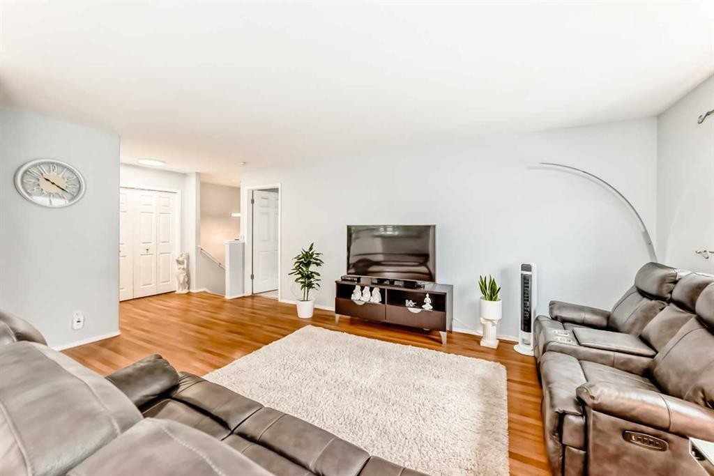 6621 Pinecliff Grove Ne, Calgary, AB - Indoor Photo Showing Living Room