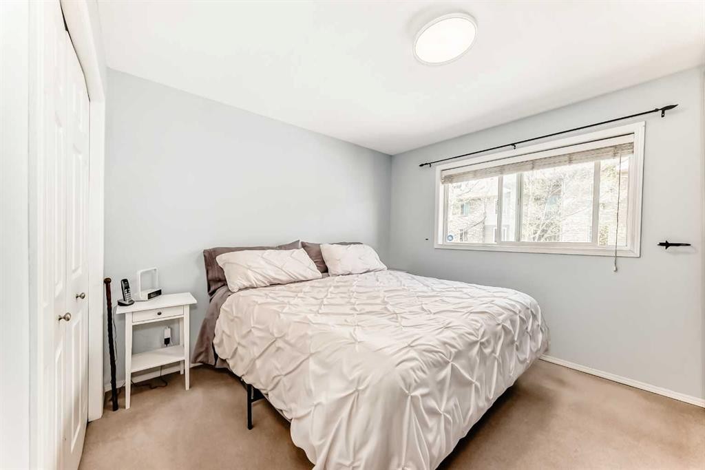 6621 Pinecliff Grove Ne, Calgary, AB - Indoor Photo Showing Bedroom