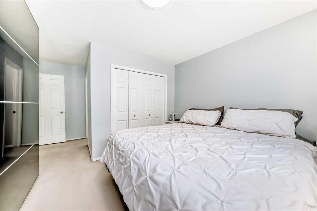 6621 Pinecliff Grove Ne, Calgary, AB - Indoor Photo Showing Bedroom