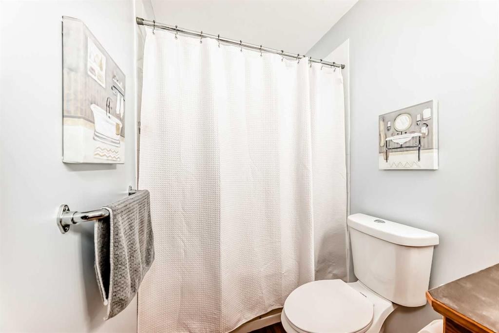 6621 Pinecliff Grove Ne, Calgary, AB - Indoor Photo Showing Bathroom