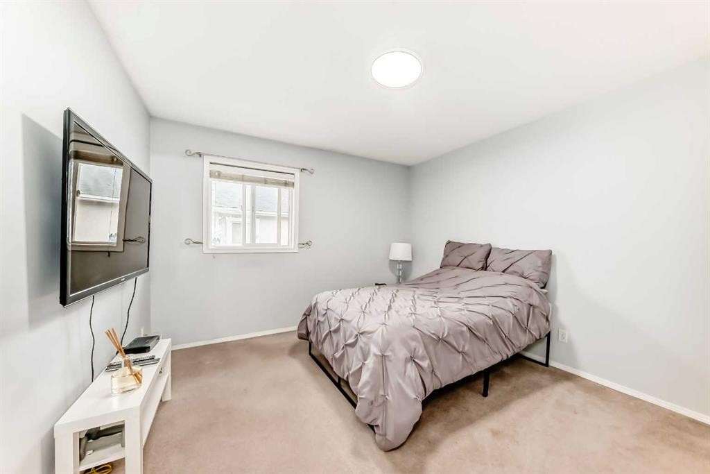 6621 Pinecliff Grove Ne, Calgary, AB - Indoor Photo Showing Bedroom