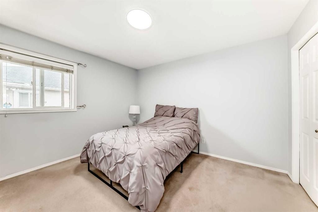 6621 Pinecliff Grove Ne, Calgary, AB - Indoor Photo Showing Bedroom
