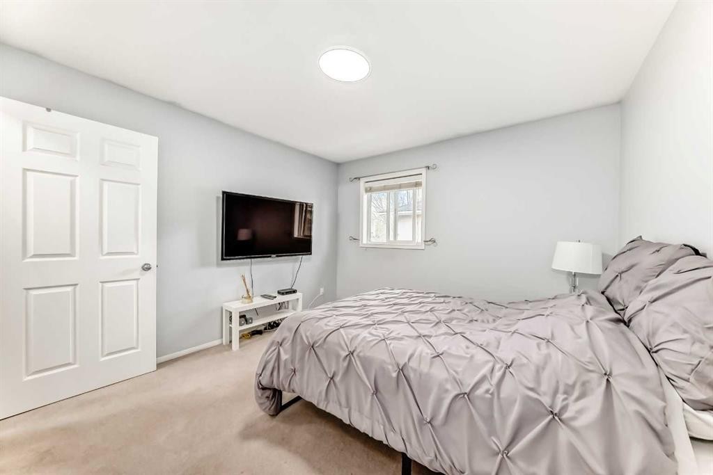 6621 Pinecliff Grove Ne, Calgary, AB - Indoor Photo Showing Bedroom