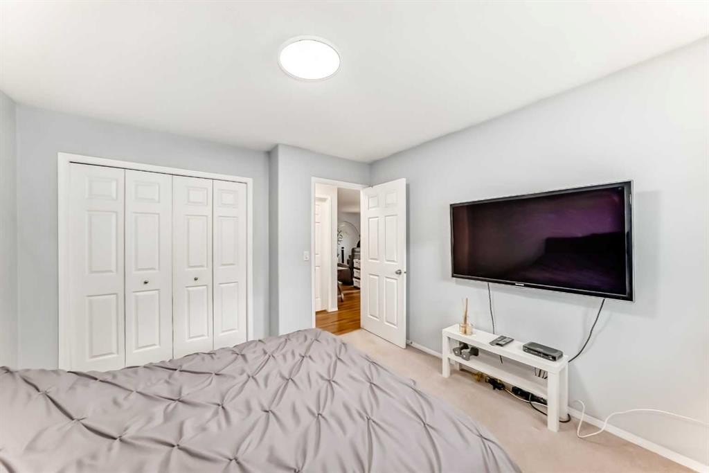 6621 Pinecliff Grove Ne, Calgary, AB - Indoor Photo Showing Bedroom