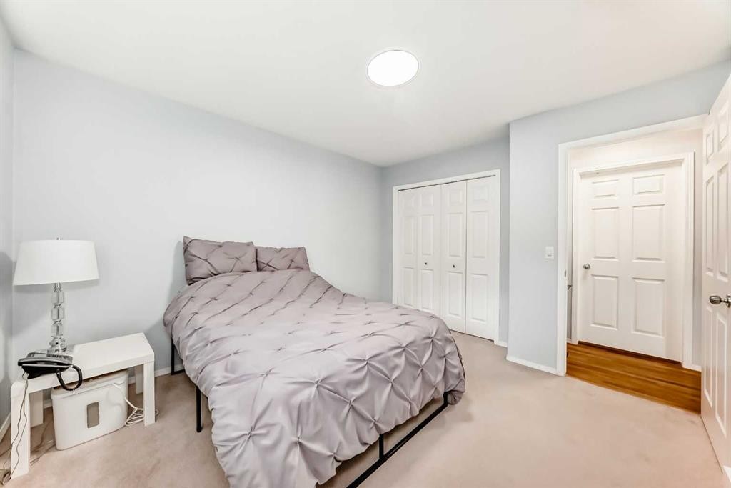 6621 Pinecliff Grove Ne, Calgary, AB - Indoor Photo Showing Bedroom