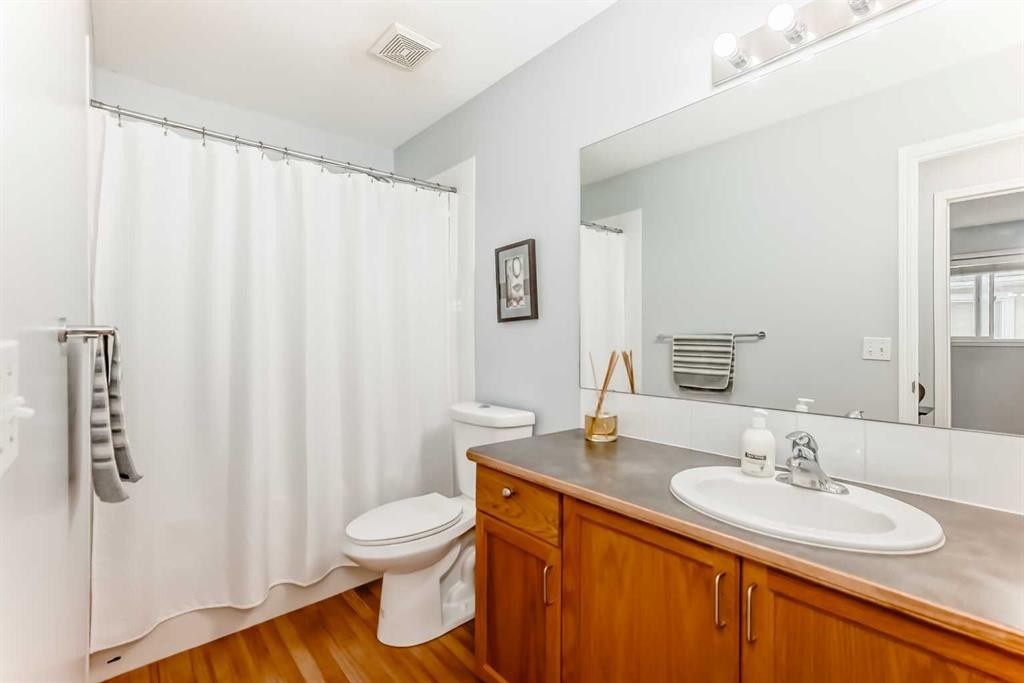 6621 Pinecliff Grove Ne, Calgary, AB - Indoor Photo Showing Bathroom