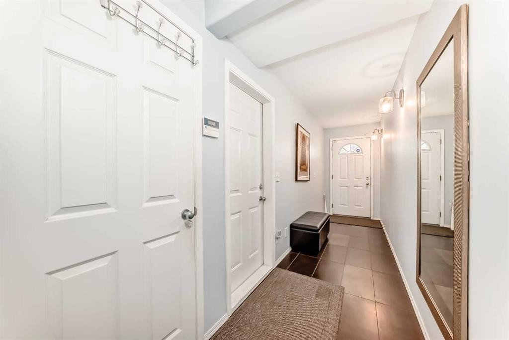 6621 Pinecliff Grove Ne, Calgary, AB - Indoor Photo Showing Other Room