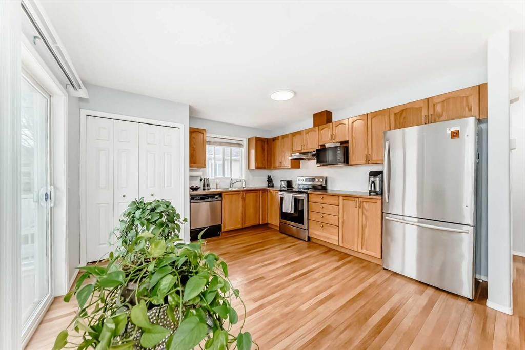 6621 Pinecliff Grove Ne, Calgary, AB - Indoor Photo Showing Kitchen With Stainless Steel Kitchen