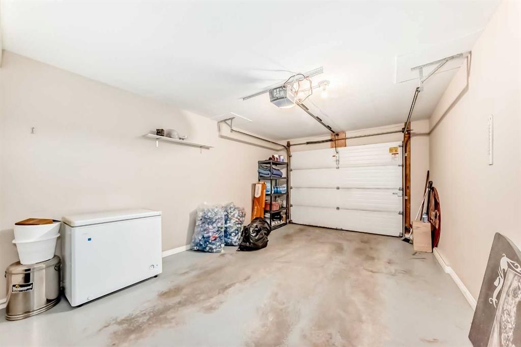 6621 Pinecliff Grove Ne, Calgary, AB - Indoor Photo Showing Garage