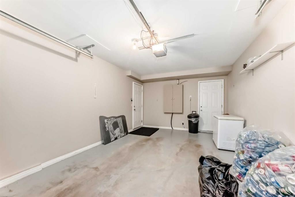 6621 Pinecliff Grove Ne, Calgary, AB - Indoor Photo Showing Garage