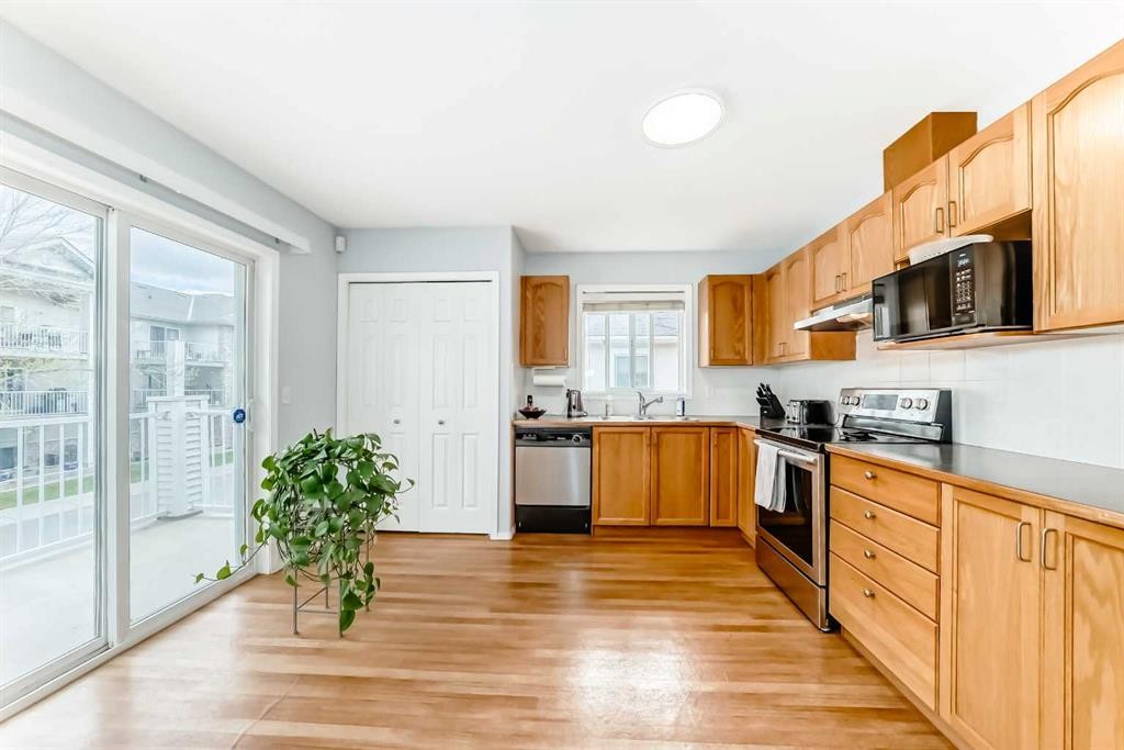 6621 Pinecliff Grove Ne, Calgary, AB - Indoor Photo Showing Kitchen
