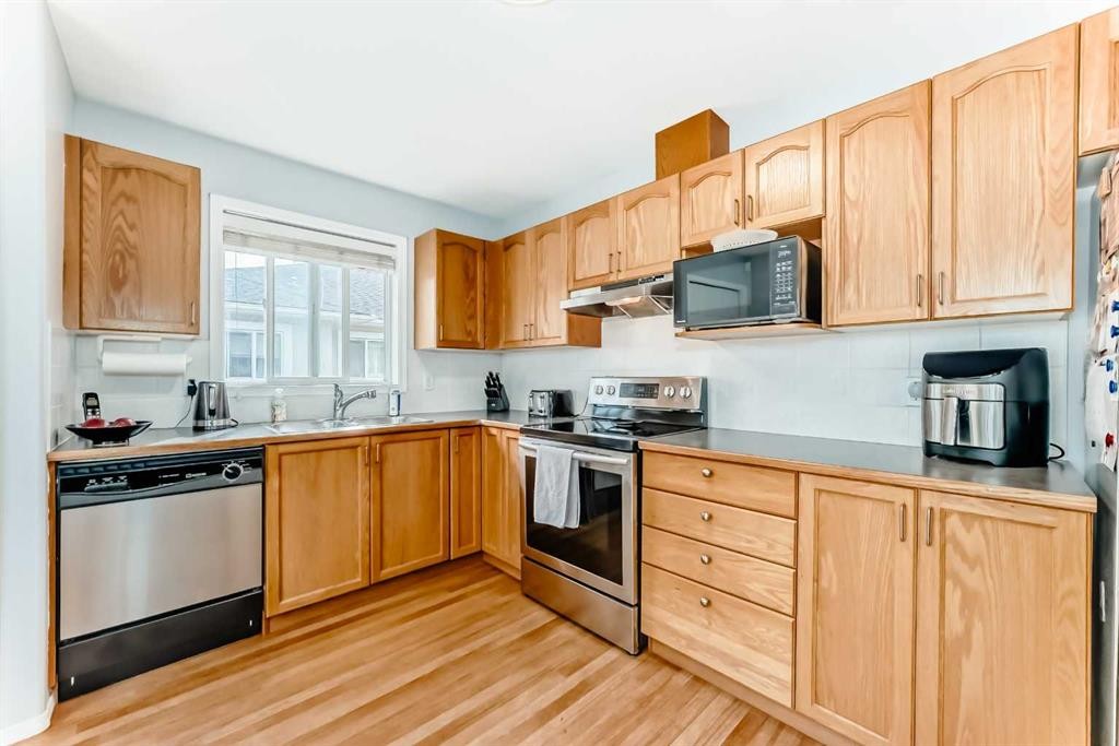 6621 Pinecliff Grove Ne, Calgary, AB - Indoor Photo Showing Kitchen With Stainless Steel Kitchen