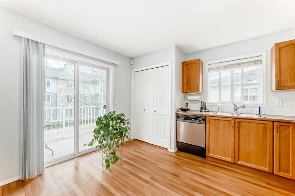 6621 Pinecliff Grove Ne, Calgary, AB - Indoor Photo Showing Kitchen With Double Sink